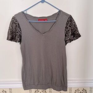 Elle Short Sleeve Top Tee Size Small Lace Sleeves V-Neck Blouson Hem Gray